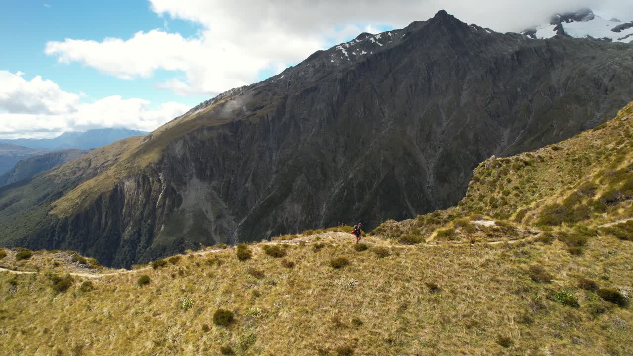 mujer joven mochila sobre la cresta de la montaña, hermosa vista en el fondo