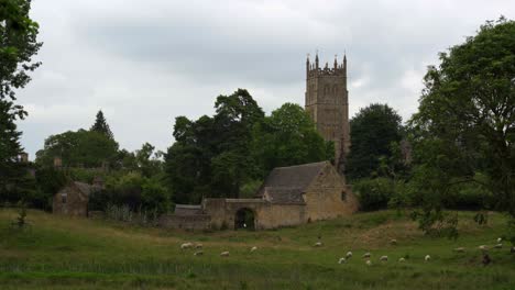 Malerische-Englische-Landschaftsszene-Mit-Einem-Gotischen-Kirchturm-Und-Wirtschaftsgebäuden-In-Der-Stadt-Chipping-Campden-In-Den-Cotswolds