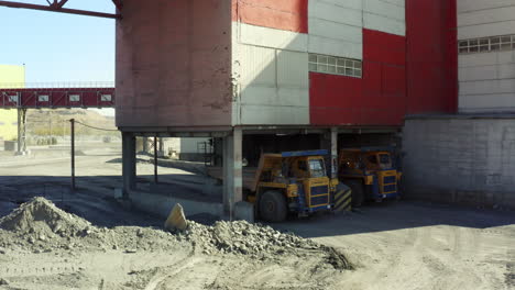 instalación minera industrial con camiones