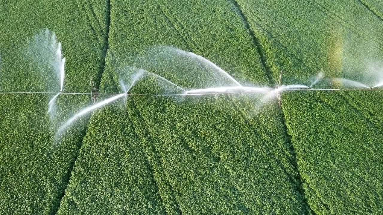 4k aéreo. volar sobre el océano, el mar con reflejo solar. composición de giro