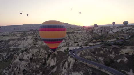 Blick-Auf-Den-Heißluftballon-Bei-Sonnenaufgang-In-Kappadokien