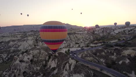 vista del globo aerostático durante el amanecer en capadocia