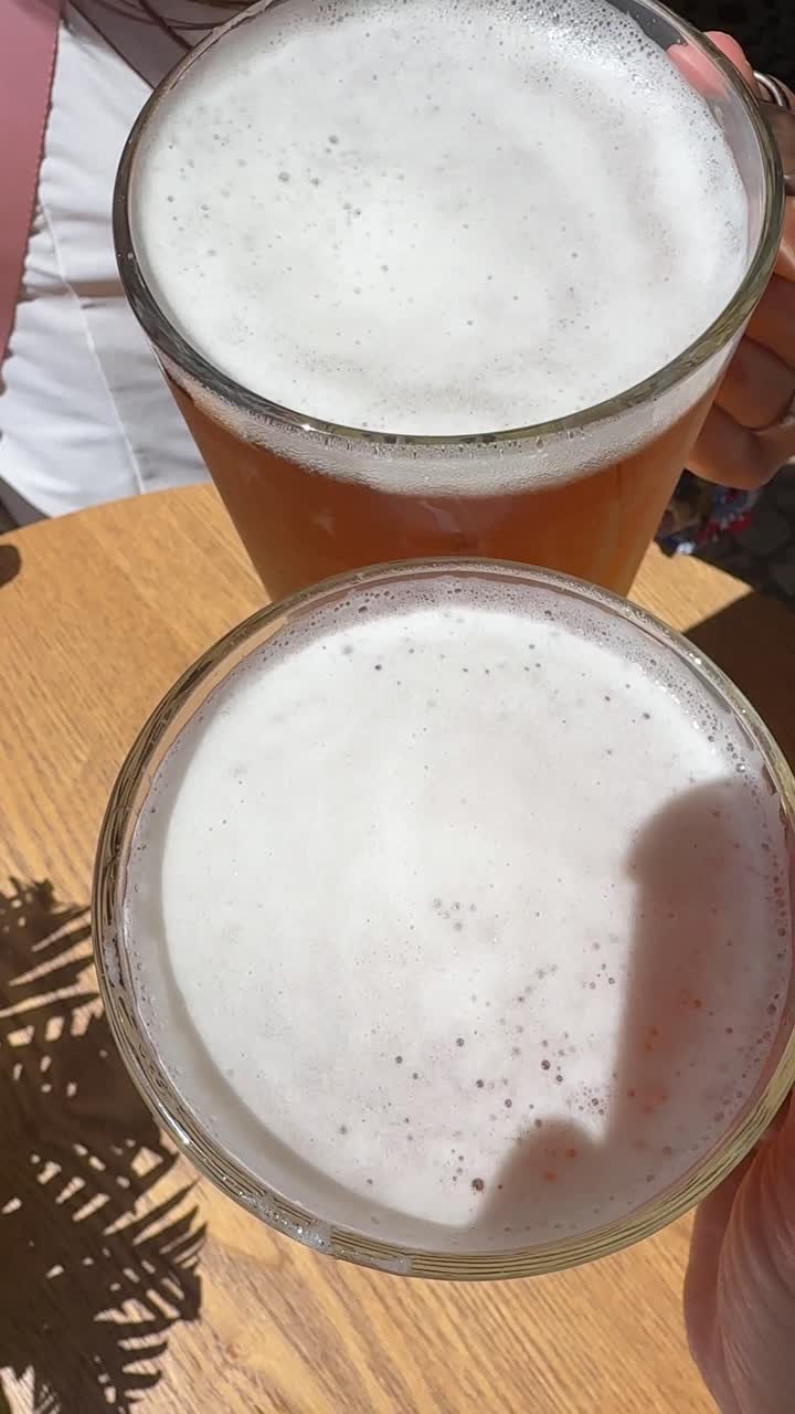 amigos brindando con cerveza