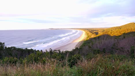 Crescent-Head-Beach-Desde-La-Montaña-Costera---Olas-Perfectas-Para-Surfear-Durante-El-Verano---Sydney,-Nsw,-Australia