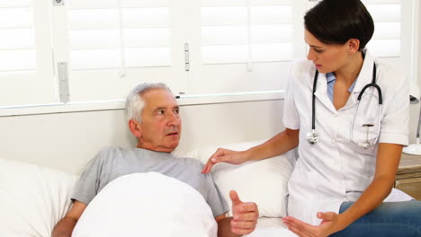 Home-nurse-speaking-with-elderly-patient