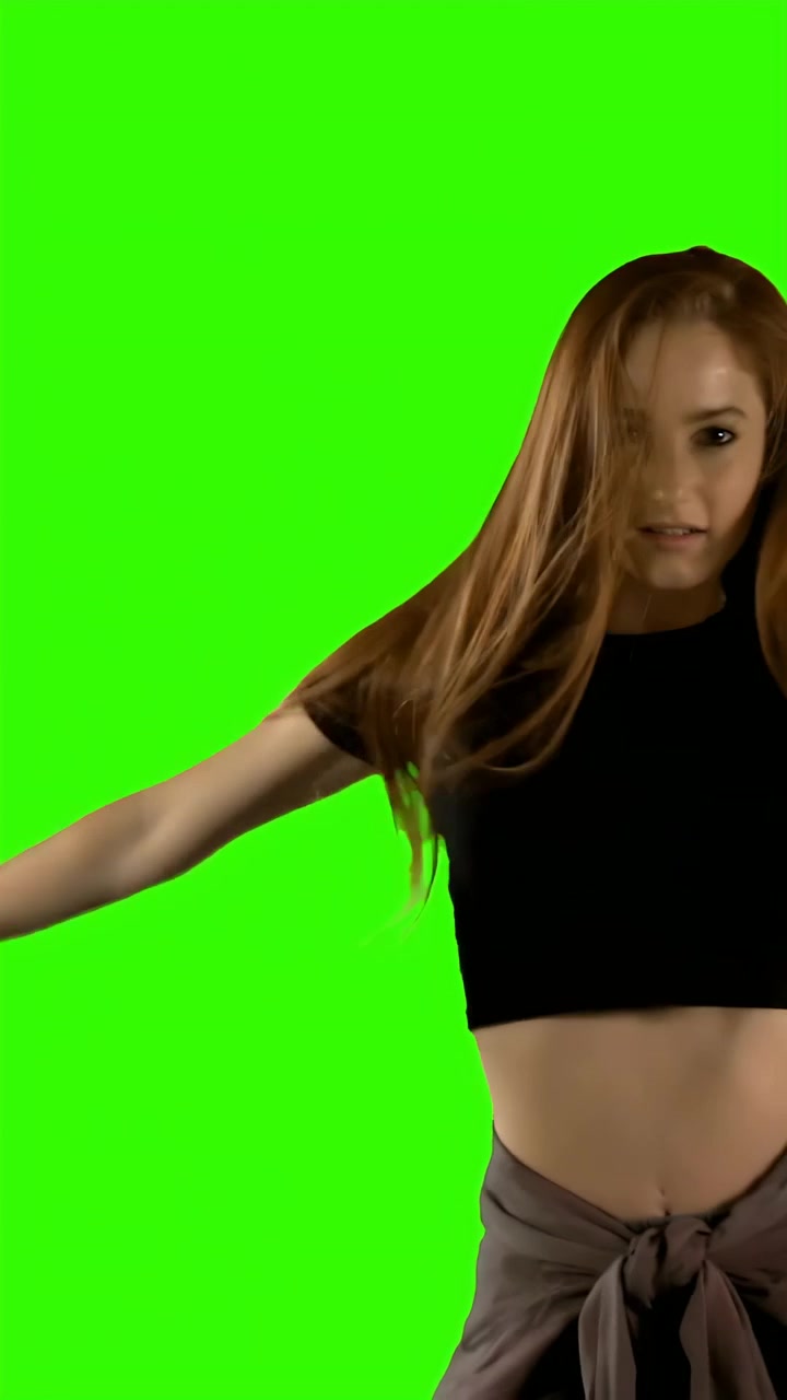 Pystyvideo: Merkkiä antava nainen mustassa crop topissa poistuu oikealle, kun greenscreen-käsi tulee esiin, tilaa tekstille.