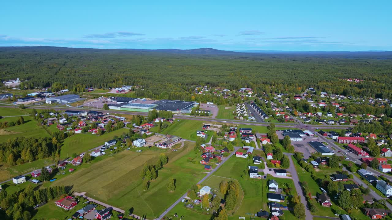 casas y edificios típicos en el municipio de malung con vistas al denso bosque bajo el cielo azul en dalarna, suecia