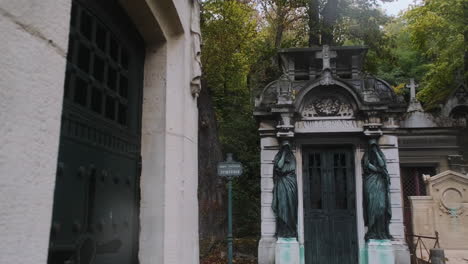 Schönes-Familiengewölbe-Auf-Dem-Friedhof-Pere-Lachaise-An-Einem-Regnerischen-Tag