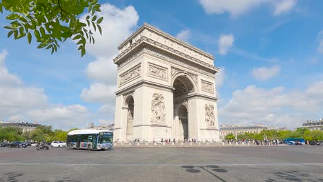 Arco-De-Triunfo-En-Paris,-Francia.-Tráfico-Ligero