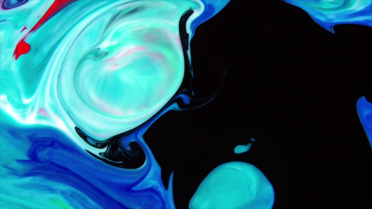 Remolinos dinámicos de tinta abstracta con colores azul, turquesa y negro
