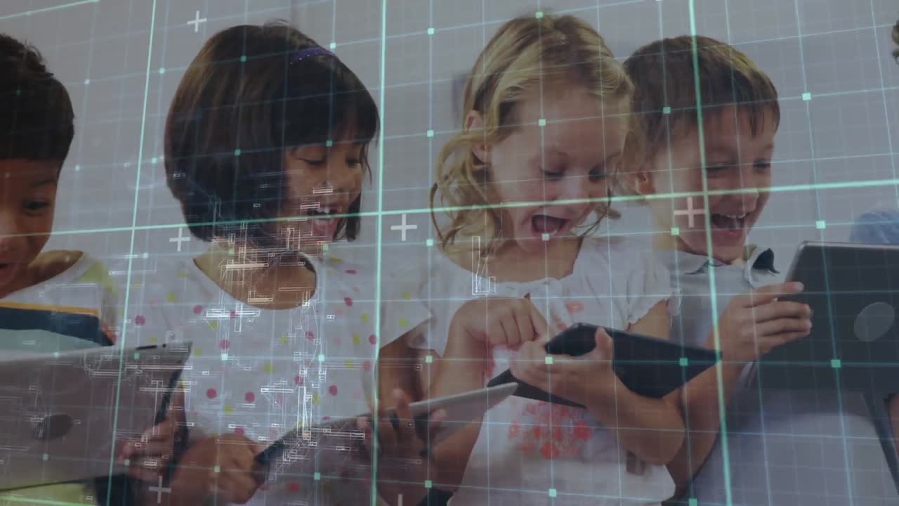 animación de cuadrados que se mueven sobre escolares felices y diversos usando tabletas.