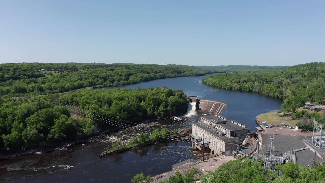 위스콘신 주 세인트 크로이스 강을 따라 있는 세인트 크로이스 폭포 수력 발전소의 넓은 공중 파닝  ⁇