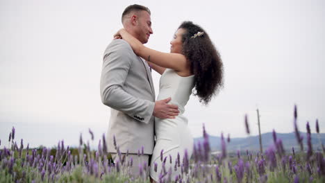 boda, baile y pareja en el jardín con amor
