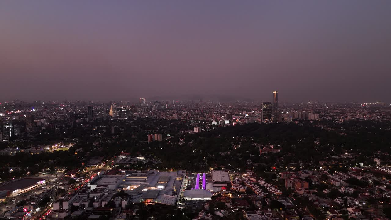 Meksiko Şehri'ndeki Coyoacan Üzerine Düşen Pastel Bir Gün Batımının Havadan Görünümü.
