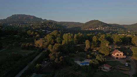 Vista-Aérea-De-Una-Vivienda-En-Un-Hermoso-Paisaje-De-Montaña,-Matadepera,-España