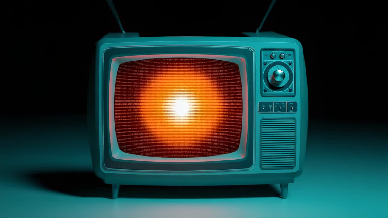 Accensione di un televisore CRT con linee di scansione in uno studio buio, che rivela un alloggiamento con un nucleo arancione.