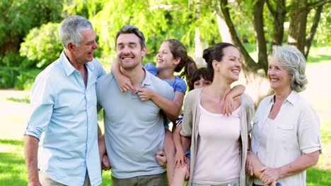 familia extendida riéndose de la cámara en el jardín