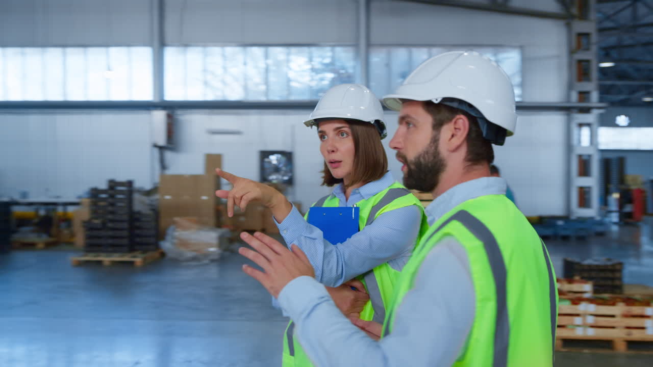 supervisores de almacén de la fábrica discusión comprobación de la información de la tableta hablando