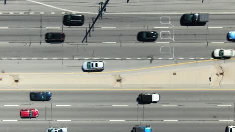 Seis-Carriles-De-Tráfico,-Tráfico-Aéreo-En-Autopistas-Muy-Transitadas,-Pasajeros-De-Autopistas-Durante-El-Viaje-Diurno