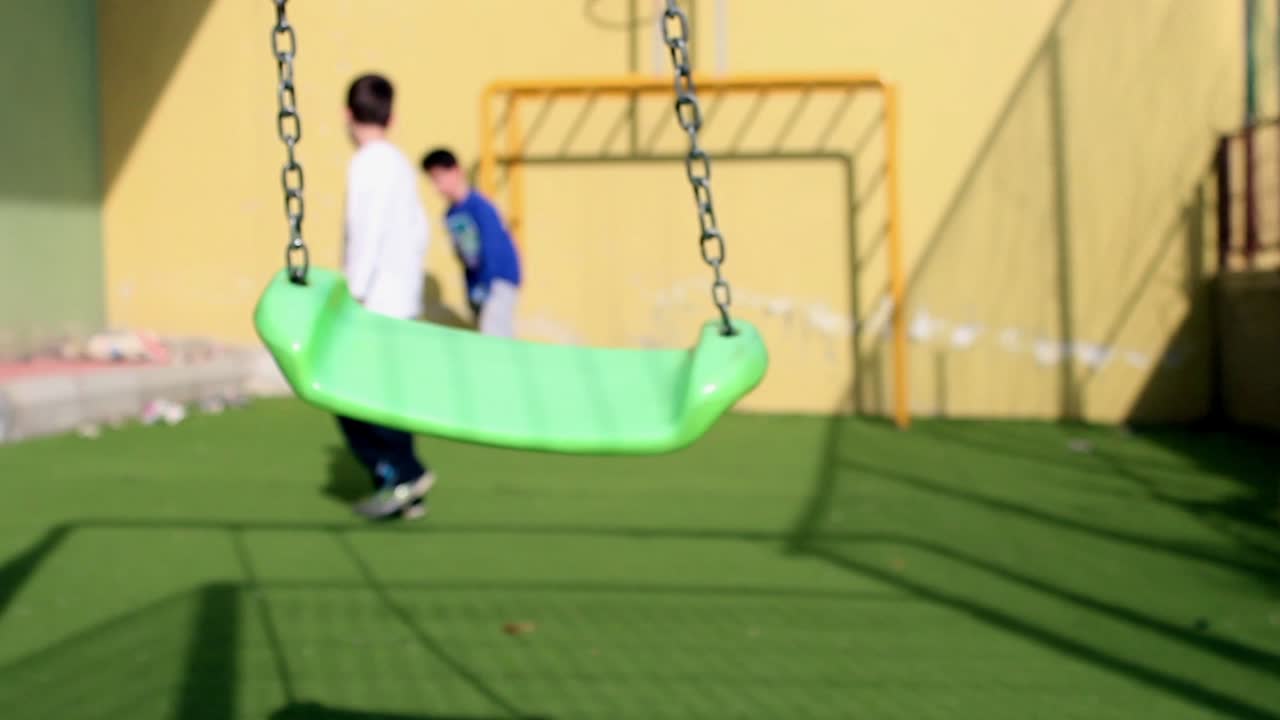 아이들이 축구를 합니다.