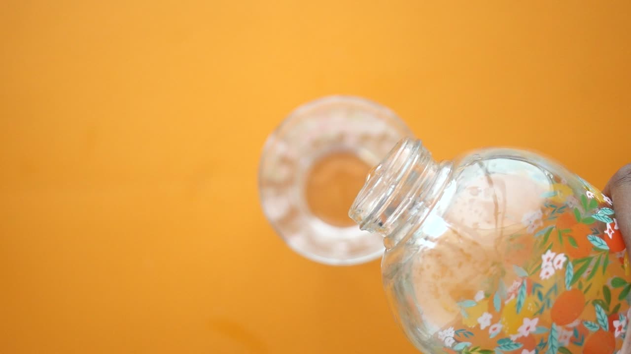 오렌지 주스를 잔에 부어 넣는 것