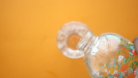 vertiendo jugo de naranja en un vaso