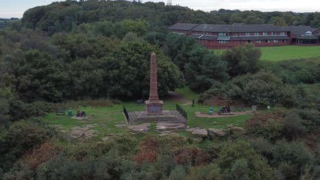 vista aérea arenisca obelisco memorial de guerra colina frodsham con vista al horizonte de cheshire liverpool