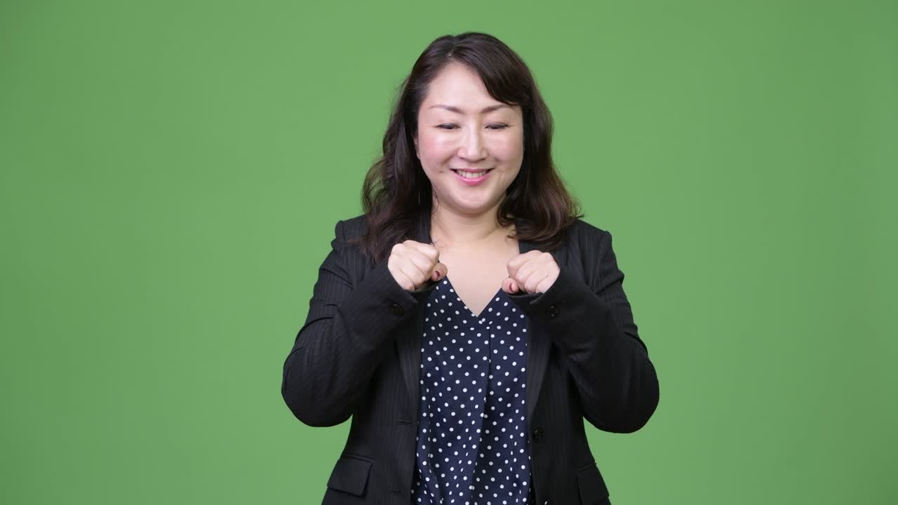 성숙하고 아름다운 아시아 사업가 여성은 놀랐다.