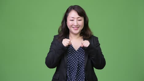 성숙하고 아름다운 아시아 사업가 여성은 놀랐다.