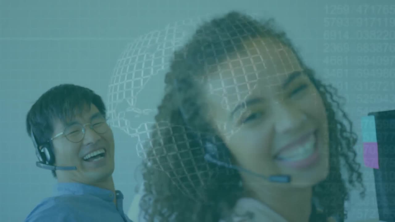 animación de un grupo de trabajadores de centros de llamadas multiétnicos que usan auriculares y usan computadoras en las oficinas