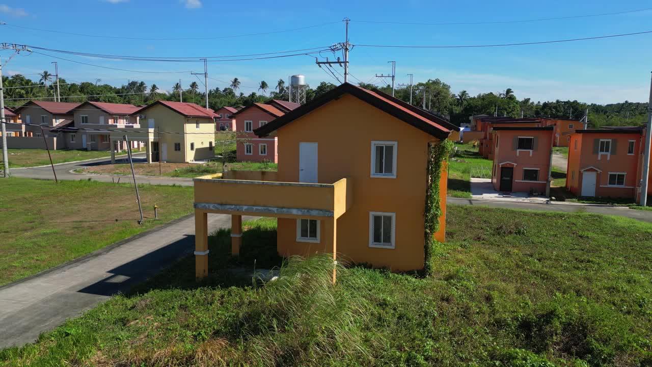 Alaspäin suunnattu dronelaukaus, joka keskittyy kattojen kuviointiin Camella Homes Alfonso Cavitessa Filippiineillä.