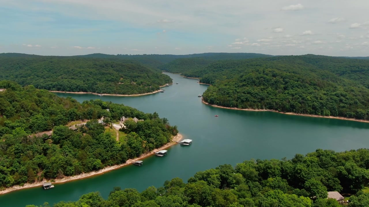 Vegetasi lebat mengelilingi perairan Danau Beaver, Arkansas, AS. Pemandangan udara.