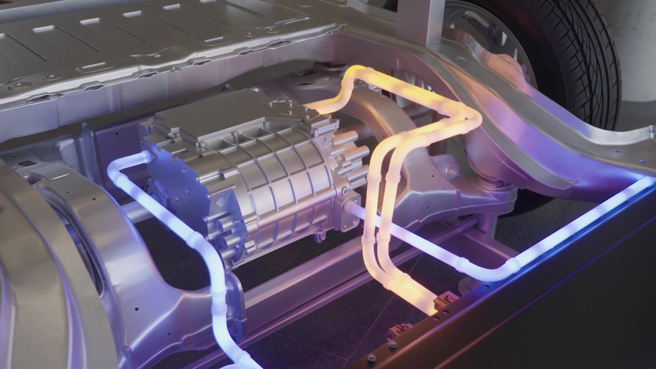 Primo piano di un gruppo propulsore di veicolo elettrico in Germania, che evidenzia i componenti della batteria, le parti metalliche della trasmissione e la tecnologia avanzata di flusso energetico per la mobilità pulita, UHD.