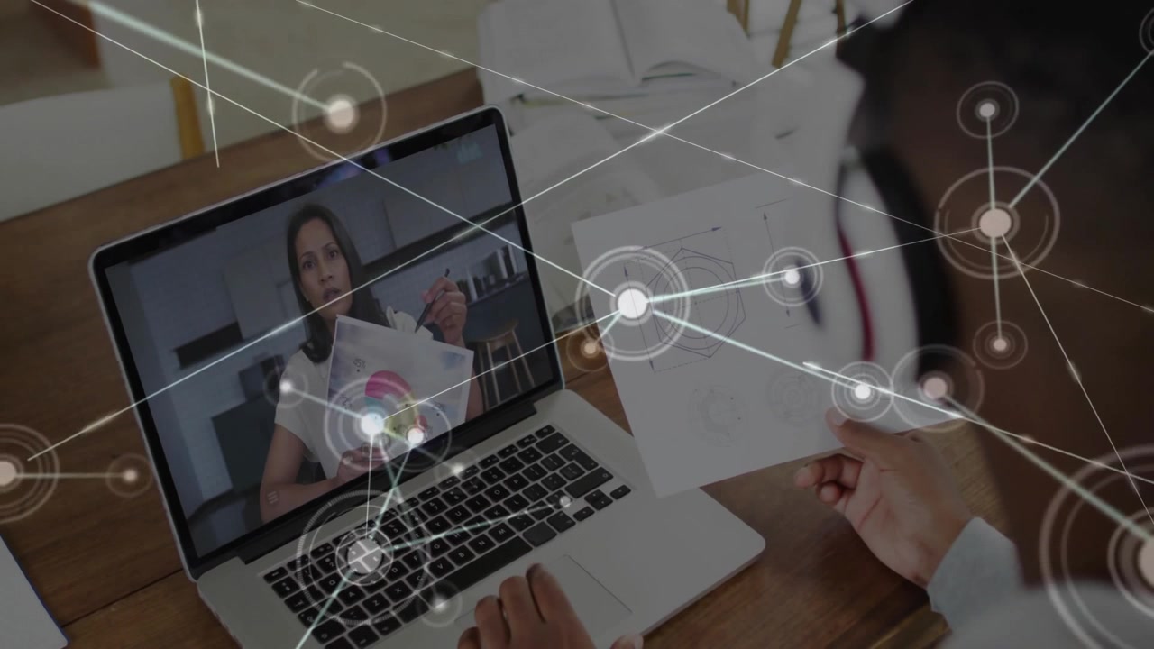 Apresentador gesticulando para um gráfico e usuário alinhando um diagrama, gerando uma rede animada em uma sessão de tecnologia