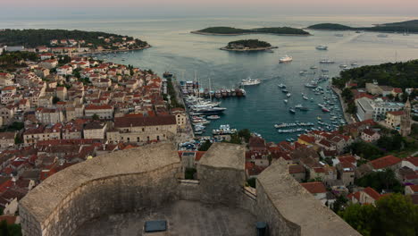 Lapso-De-Tiempo-De-Día-A-Noche-De-La-Ciudad-De-Hvar,-Croacia.