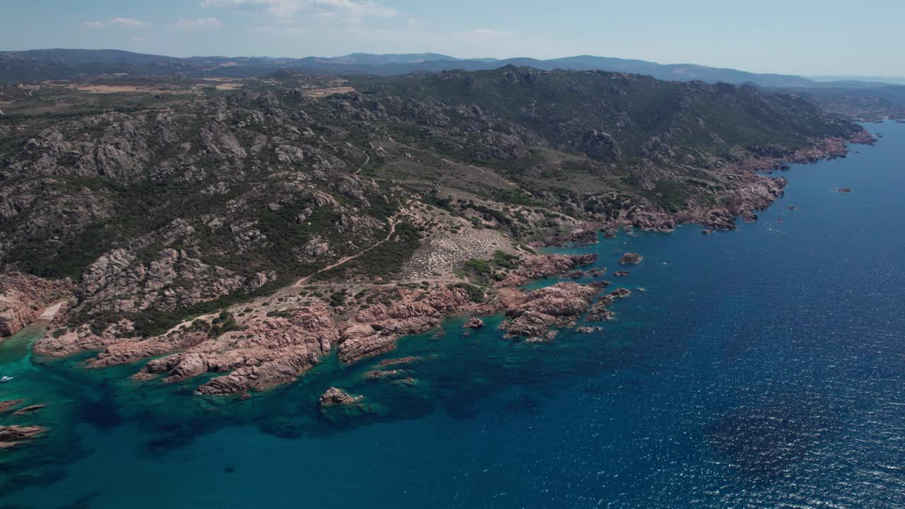 imágenes aéreas laterales con vista panorámica de la isla de cerdeña en italia durante el anochecer en verano