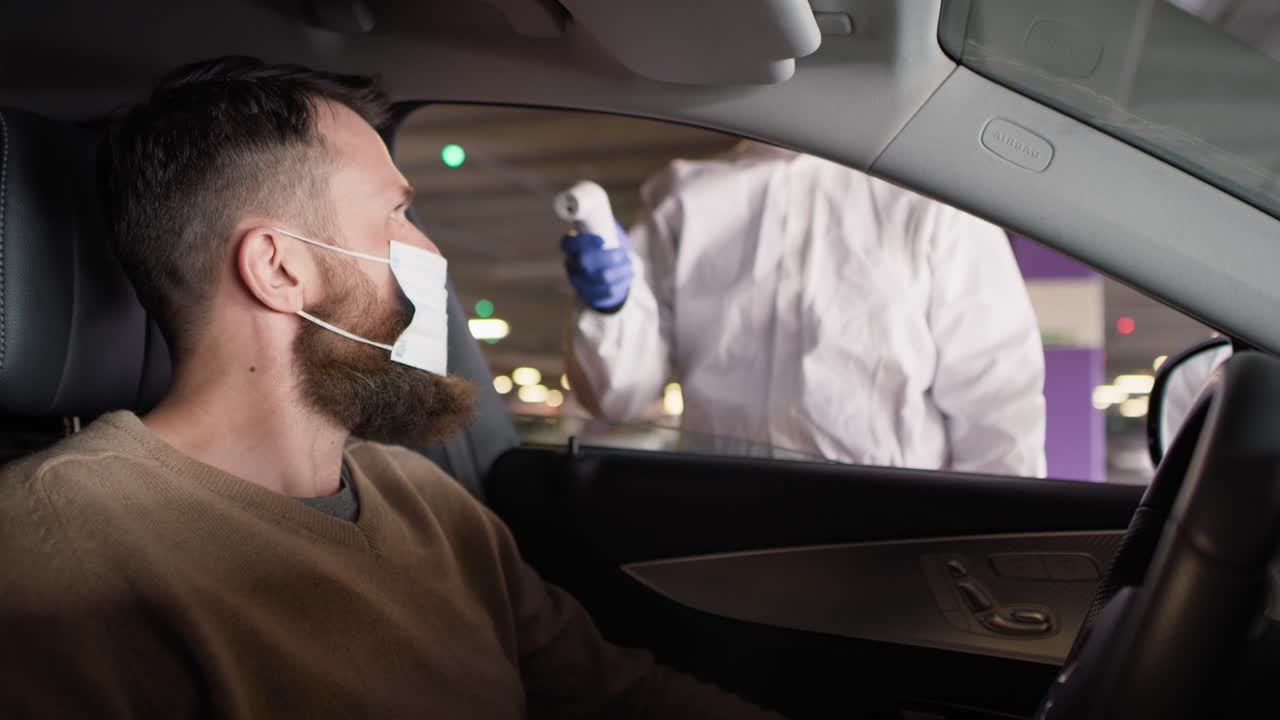 video de un hombre durante la comprobación de la temperatura corporal