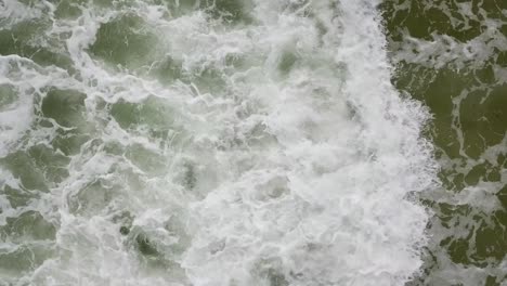 Vista-De-Arriba-Hacia-Abajo-De-Las-Espectaculares-Olas-Espumosas-Del-Mar---Toma-Aérea-De-Drones