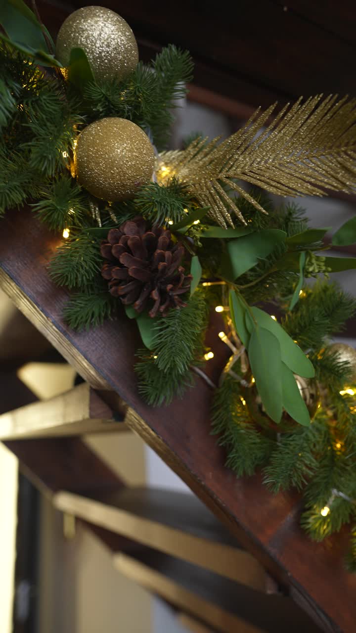 decoraciones de navidad en escaleras de madera