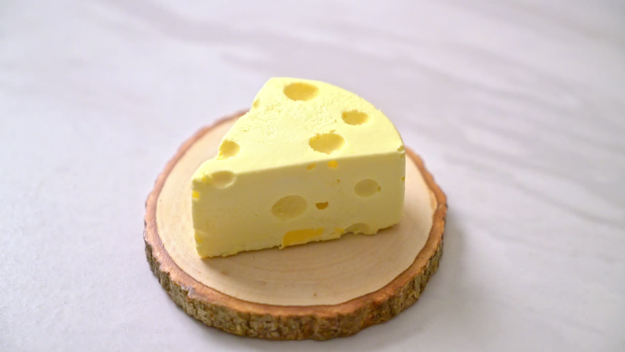 톰 - 나무 접시에 제리 치즈 케이크