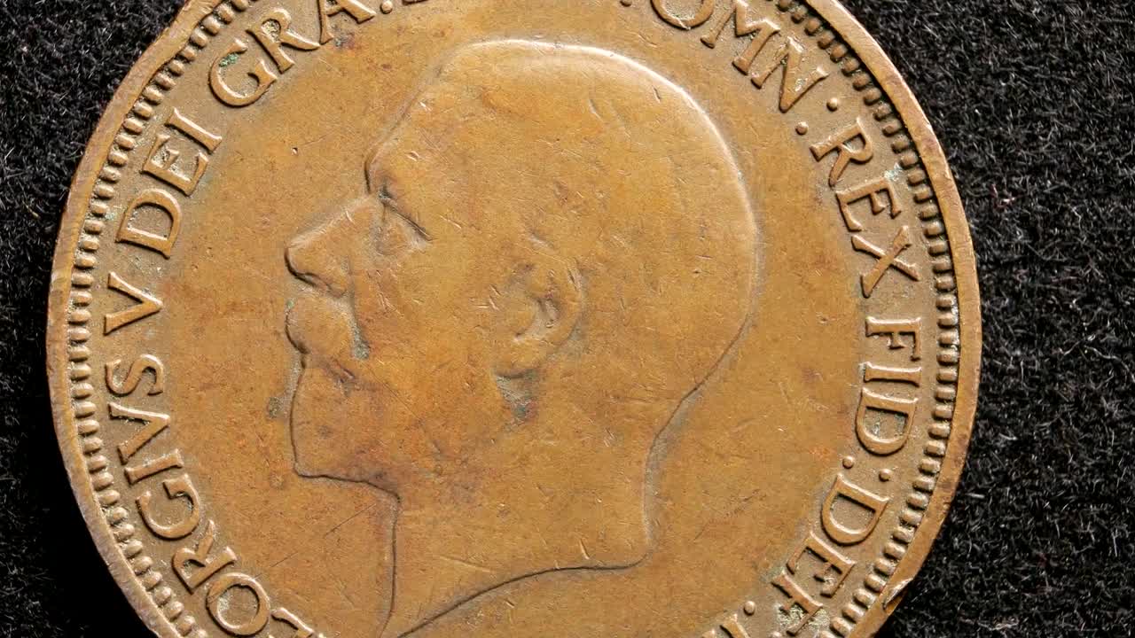 매우 오래된 동전의 근접 사진