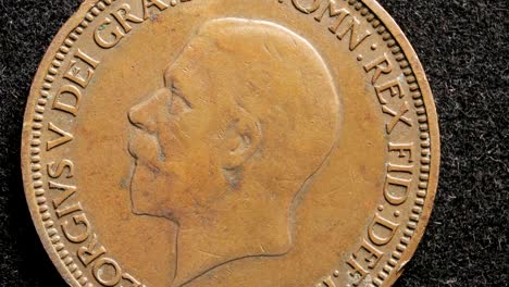 primer plano de monedas muy antiguas