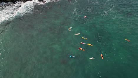 Surfers-riding-waves-at-Carrizalillo-beach,-Puerto-Escondido,-Oaxaca,-Mexico