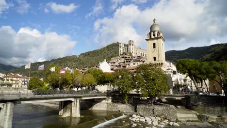 encantador pueblo alpino con puente y río