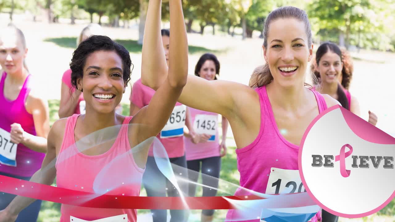 Animazione del logo a forma di nastro rosa con il testo "credi" e onda blu su un gruppo eterogeneo di donne sorridenti