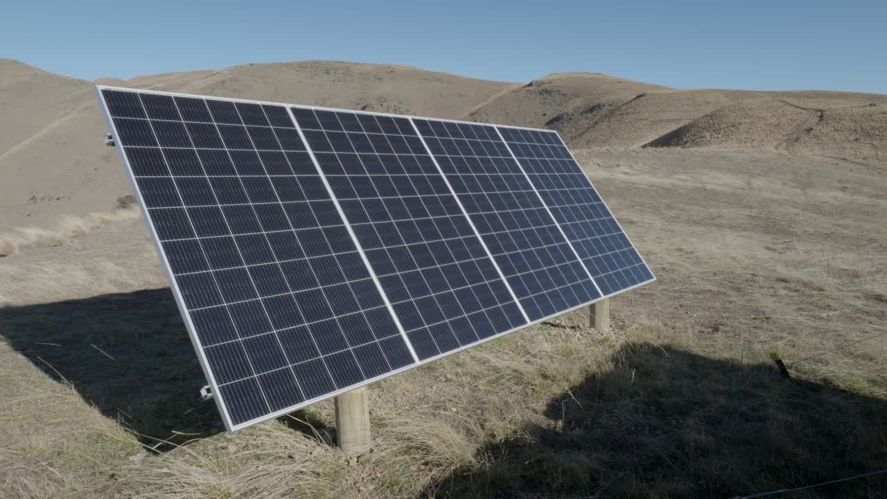 disparo constante de un solo panel solar en las tierras altas montañosas