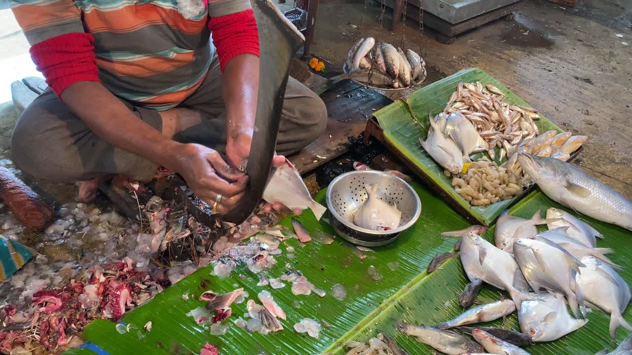 vendedores desconocidos que venden pescado en un mercado callejero en kolkata, bengala occidental, india