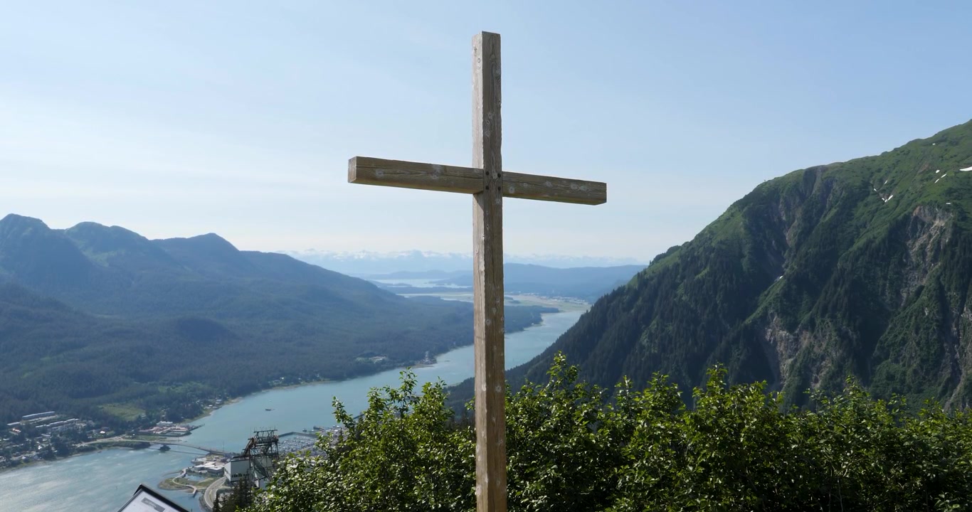 Croce di Padre Brown sul sentiero del Monte Roberts. Vista dal Monte Roberts sulla città di Juneau, il canale di Gastineau, il ponte Douglas e il Monte Juneau