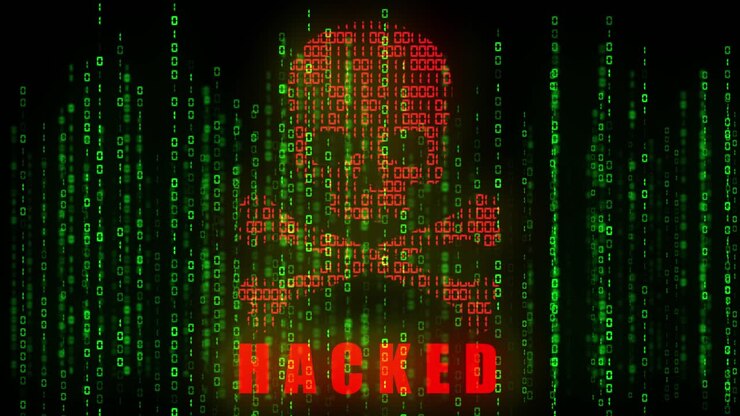Motion graphic high-tech, con tema di codice binario animato, con motivo a teschio e tibie incrociate rosso in stile hacker high-tech e testo "Hacked" lampeggiante, con codice binario a pioggia in stile Matrix che scorre verso l'alto