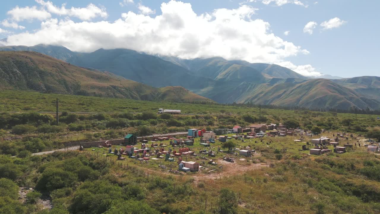 아르헨티나 주주이의 루트 9에 있는 작은 시골 묘지, 드론에서 볼 수 있습니다.